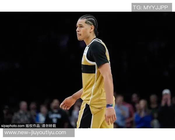 森林狼爱德华兹因右腿筋紧张首节伤退将缺席本场比赛